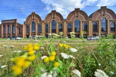 Industriemuseum Chemnitz Hausansicht Das Industriemuseum Chemnitz ist eine umfangreiche Sammlung aus der sächsischen Industriegeschichte in Chemnitz und gehört als Standort dem Zweckverband Sächsisches Industriemuseum an. Die Ausstellung befindet sich in einer ehemaligen Gießereihalle der Werkzeugmaschinenfabrik Hermann und Alfred Escher AG. Das Gebäude ist ein architektonisch bemerkenswerter Sachzeugen der Industriearchitektur. Die ehemalige Gießereihalle besteht aus vier Hallenschiffen in Rundbogenarchitektur von jeweils 14 Meter Breite und 52 Meter Länge. Die Ziegelaußenwände sind mit Klinker verkleidet. Bildautor: Wolfgang Schmidt/Chemnitz