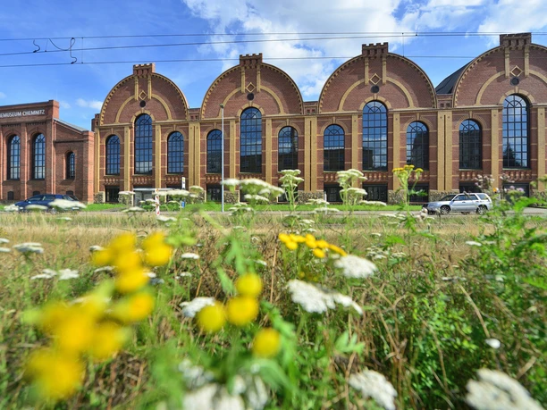 Industriemuseum Chemnitz Hausansicht Das Industriemuseum Chemnitz ist eine umfangreiche Sammlung aus der sächsischen Industriegeschichte in Chemnitz und gehört als Standort dem Zweckverband Sächsisches Industriemuseum an. Die Ausstellung befindet sich in einer ehemaligen Gießereihalle der Werkzeugmaschinenfabrik Hermann und Alfred Escher AG. Das Gebäude ist ein architektonisch bemerkenswerter Sachzeugen der Industriearchitektur. Die ehemalige Gießereihalle besteht aus vier Hallenschiffen in Rundbogenarchitektur von jeweils 14 Meter Breite und 52 Meter Länge. Die Ziegelaußenwände sind mit Klinker verkleidet. Bildautor: Wolfgang Schmidt/Chemnitz