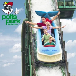 Das Bild zeigt eine Familie in der Wildwasserbahn