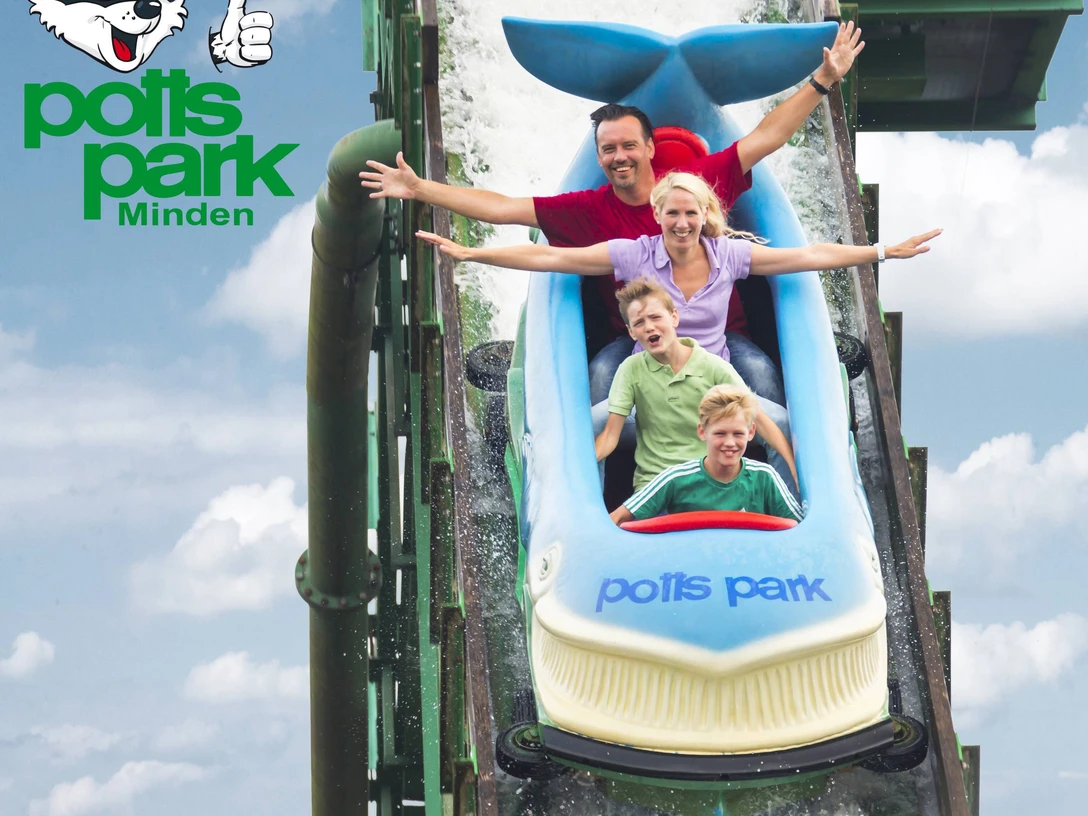 Das Bild zeigt eine Familie in der Wildwasserbahn