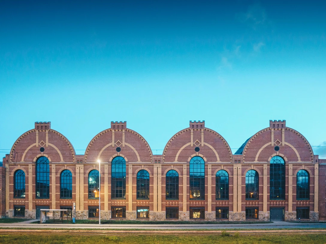 industriemuseum_05692_ernestouhlmann.jpg Backsteinfabrik mit großen Bogenfenstern und runder Fassade unter klarem Himmel.Brick factory with large arched windows and round façade under a clear sky.Cihlová továrna s velkými klenutými okny a kulatou fasádou pod jasnou oblohou.Ceglana fabryka z dużymi łukowymi oknami i okrągłą fasadą pod gołym niebem.Bakstenen fabriek met grote boogramen en ronde gevel onder een heldere hemel.Fabbrica di mattoni con grandi finestre ad arco e facciata rotonda sotto un cielo sereno.