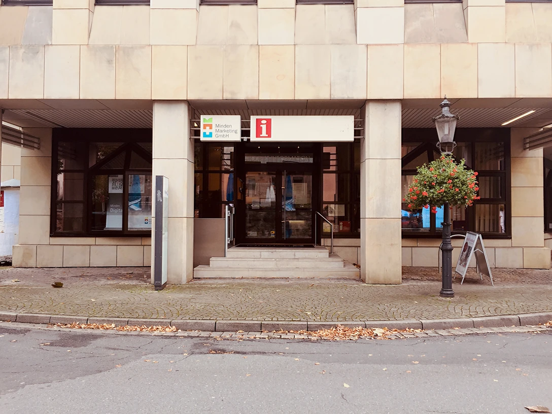 Das Bild zeigt den Eingangsbereich der Tourist-Information in Minden.