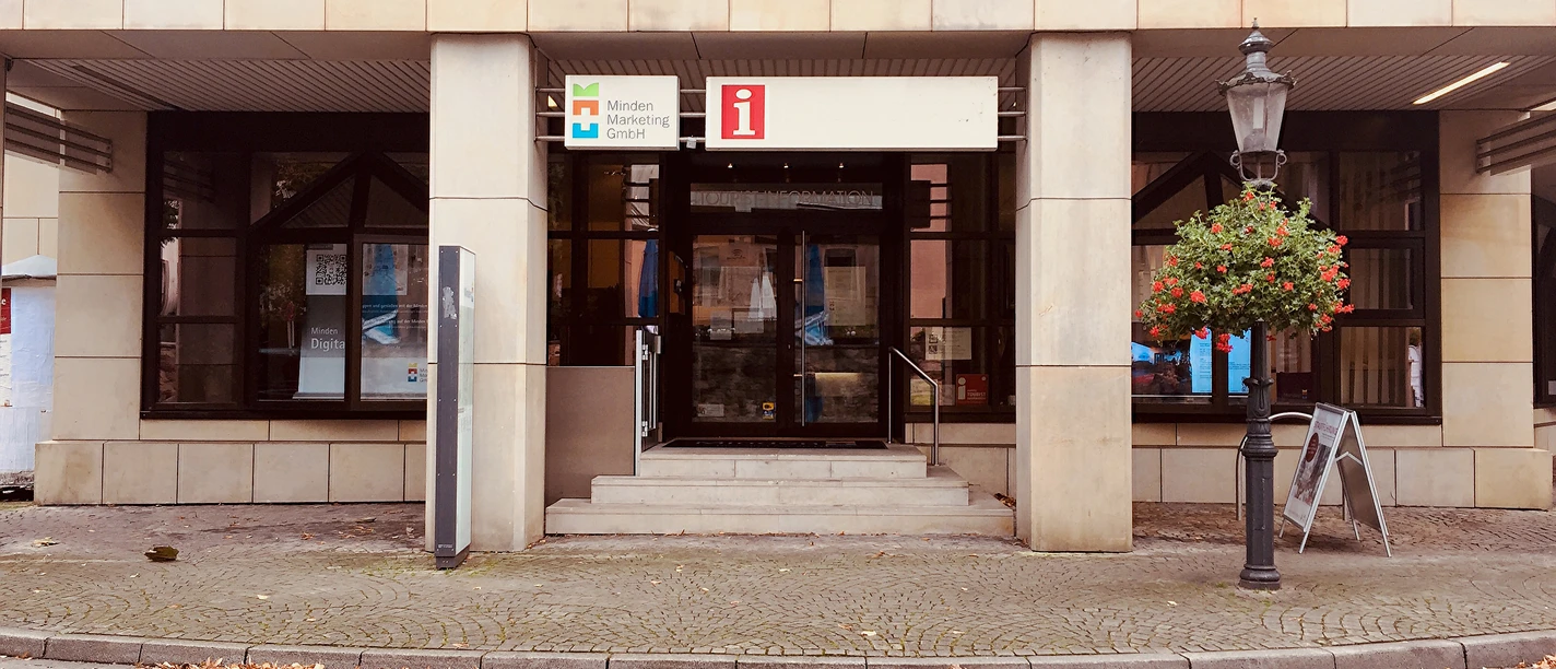 Das Bild zeigt den Eingangsbereich der Tourist-Information in Minden.