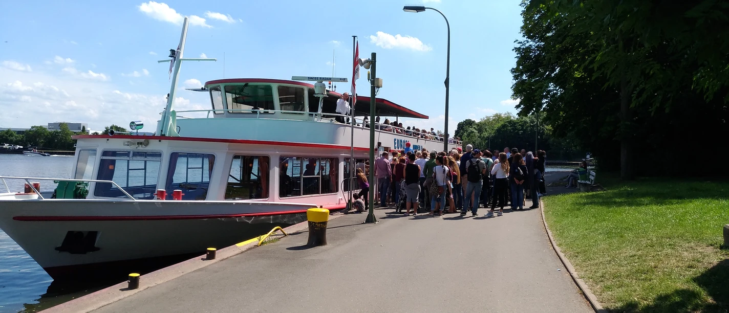 Minden - Anleger WSK.jpg Das Bild zeigt den Anleger, an dem ein Schiff der Mindener Fahrgastschiffe liegt und Gäste einsteigen.
