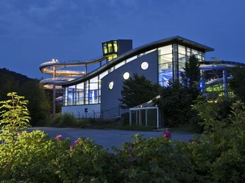 lagunenbad-rutschenturm-abends c) kurbetrieb-willingen.jpg