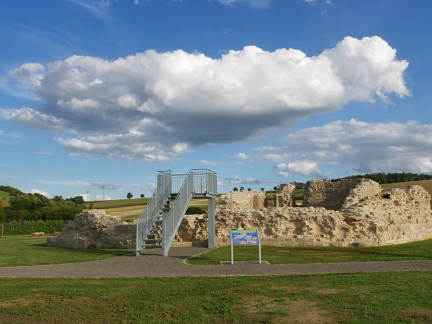Burgruine Holsterburg mit ihrer freistehenden Treppe und flachen Landschaft unter blauem Himmel.
