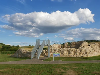 Holsterburg Burgruine Holsterburg mit ihrer freistehenden Treppe und flachen Landschaft unter blauem Himmel.