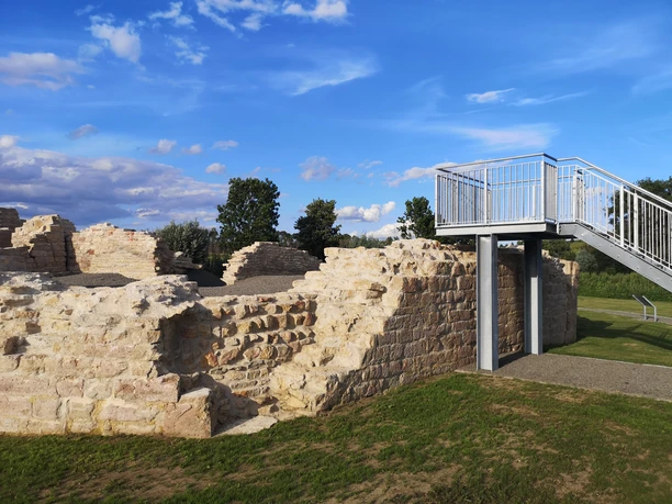 Ruinen der mittelalterlichen Holsterburg mit restaurierter Aussichtsplattform, umgeben von Natur.