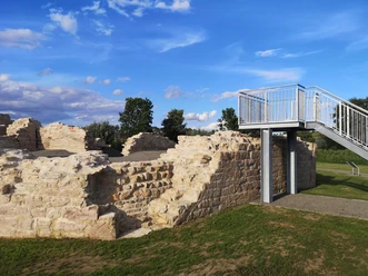 Holsterburg Ruinen der mittelalterlichen Holsterburg mit restaurierter Aussichtsplattform, umgeben von Natur.