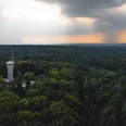 Wingst Aussichtsturm Deutscher Olymp Aussichtsturm Deutscher Olymp ragt aus dichtem Wald, Sonnenstrahlen brechen durch Wolken.The German Olympus observation tower rises out of the dense forest, the sun's rays break through the clouds.Det tyske Olympus-observationstårn rejser sig ud af den tætte skov, og solens stråler bryder gennem skyerne.De Duitse uitkijktoren Olympus rijst op uit het dichte bos, de zonnestralen breken door de wolken.