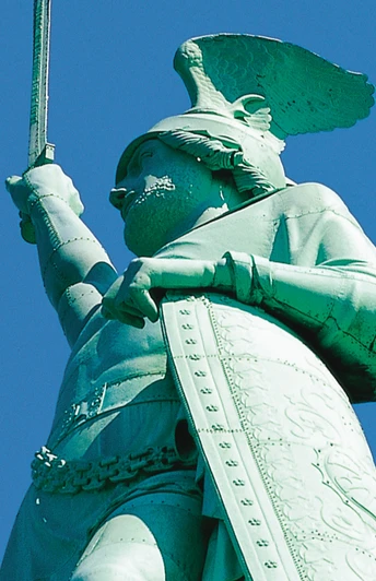 Monumentale Statue des Cheruskerfürsten Arminius (Hermann), der ein erhobenes Schwert hält.