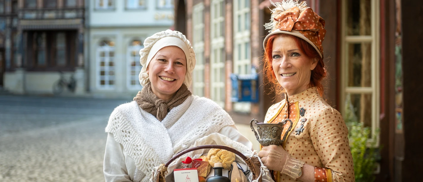 Kulinarische Stadtführung Zwei Stadtführerinnen im Gewand