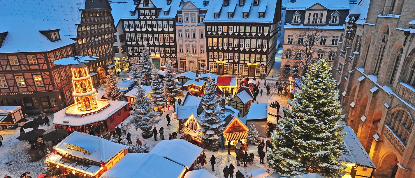 Weihnachtsmarkt Hildesheim Blick auf die Buden beim Weihnachtsmarkt Hildesheim