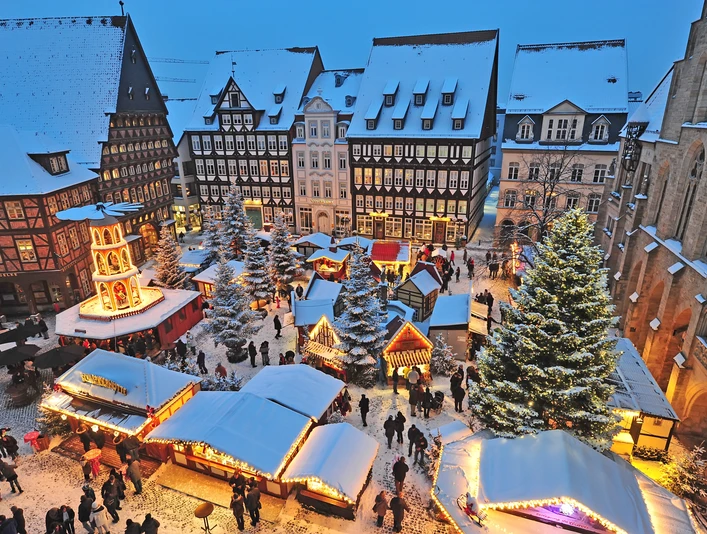 Weihnachtsmarkt Hildesheim Blick auf die Buden beim Weihnachtsmarkt Hildesheim