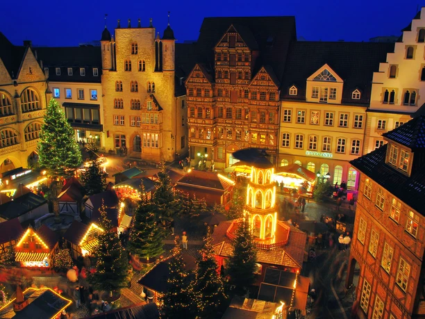 Weihnachtsmarkt Hildesheim Blick auf die Buden beim Weihnachtsmarkt Hildesheim
