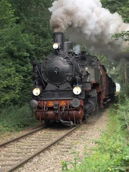 Das Bild zeigt die Museumseisenbahn