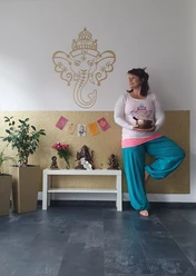 Jeder kann Yoga in Mölln Eine Frau steht in Yogastellung und hält eine Klangschale in den Händen