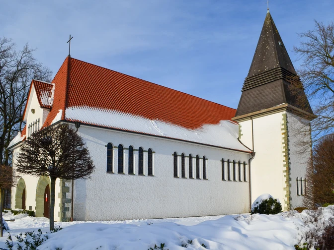 Verschneite St-Joseph-Kirche im Ortsteil Liemke in Schloß Holte-Stukenbrock