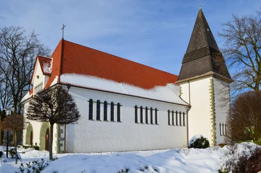 Verschneite St-Joseph-Kirche im Ortsteil Liemke in Schloß Holte-Stukenbrock Verschneite St-Joseph-Kirche im Ortsteil Liemke in Schloß Holte-Stukenbrock