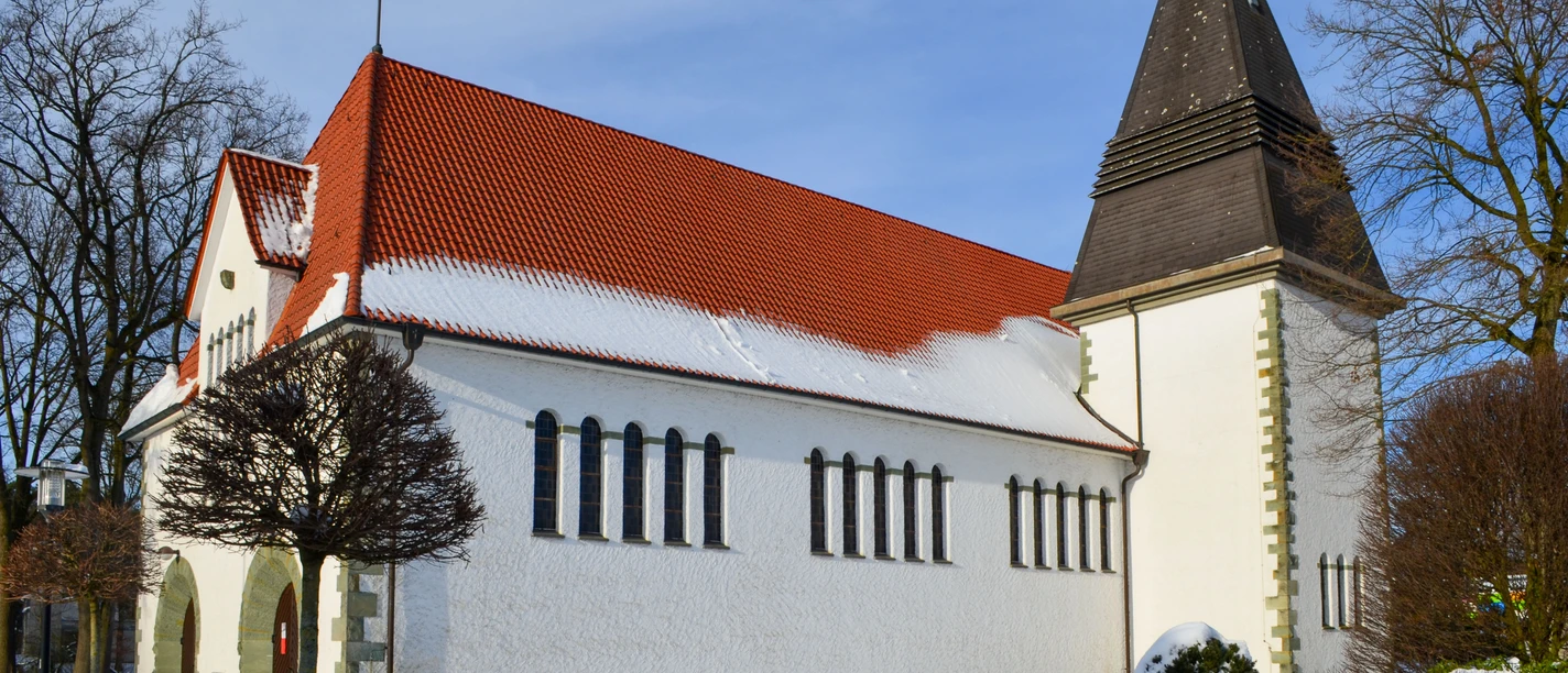 Verschneite St-Joseph-Kirche im Ortsteil Liemke in Schloß Holte-Stukenbrock Verschneite St-Joseph-Kirche im Ortsteil Liemke in Schloß Holte-Stukenbrock