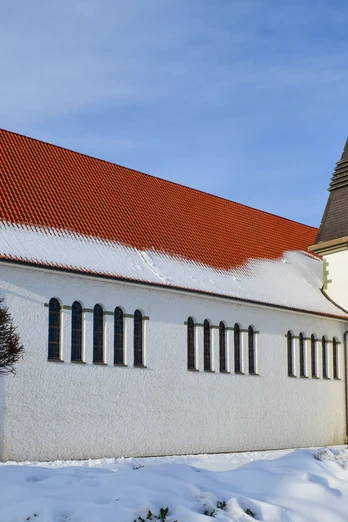 Verschneite St-Joseph-Kirche im Ortsteil Liemke in Schloß Holte-Stukenbrock Verschneite St-Joseph-Kirche im Ortsteil Liemke in Schloß Holte-Stukenbrock