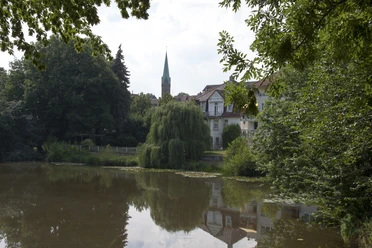 Minden - Schwanenteich.jpg Das Bild zeigt den Schwanenteich. Im Hintergrund befindet sich ein Wohnhaus.