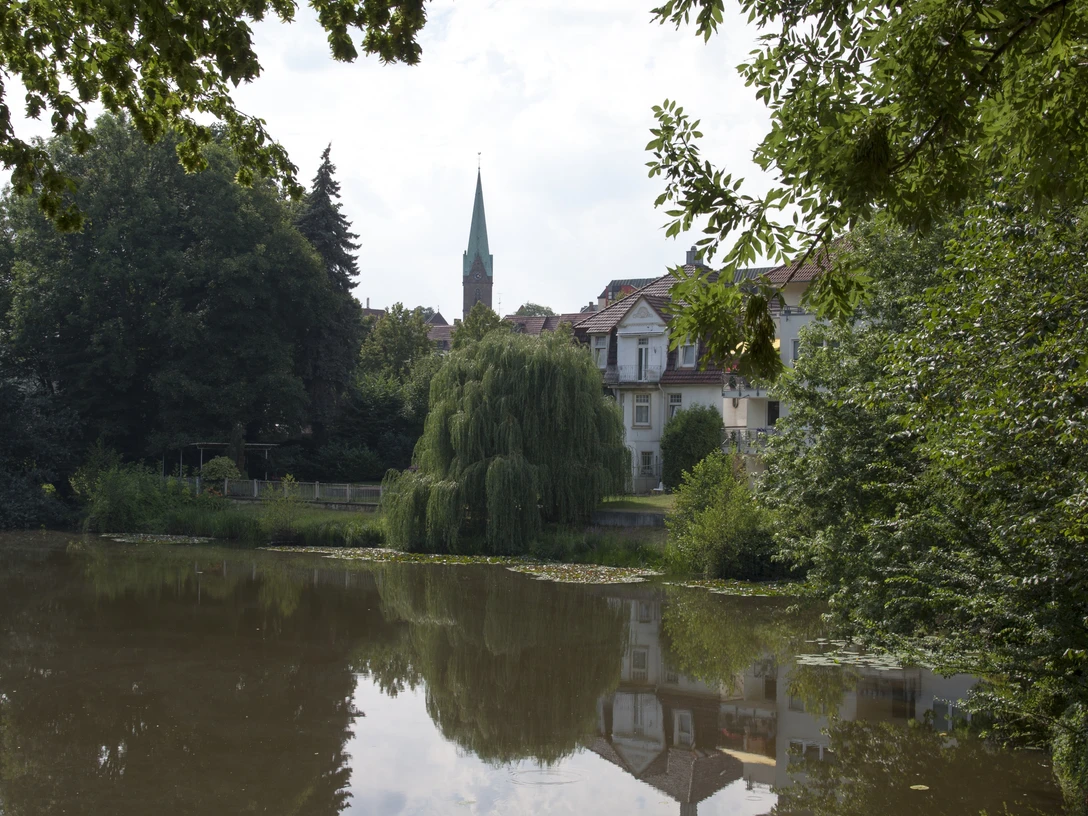 Minden - Schwanenteich.jpg Das Bild zeigt den Schwanenteich. Im Hintergrund befindet sich ein Wohnhaus.