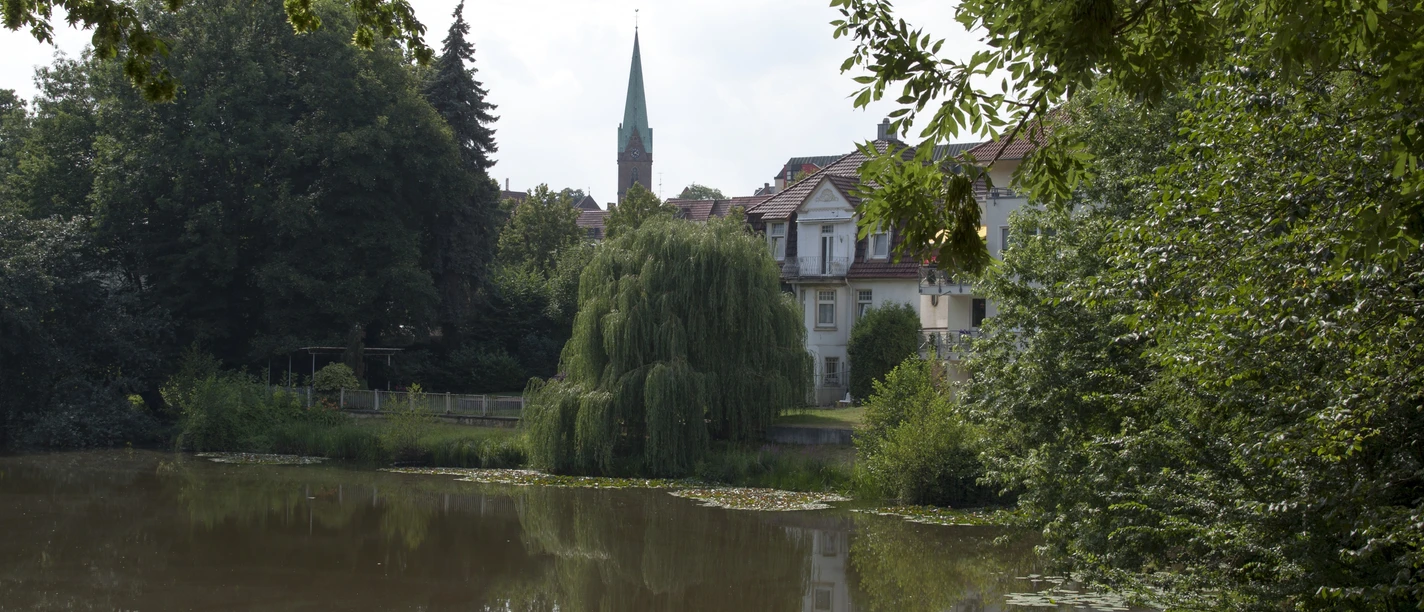 Minden - Schwanenteich.jpg Das Bild zeigt den Schwanenteich. Im Hintergrund befindet sich ein Wohnhaus.