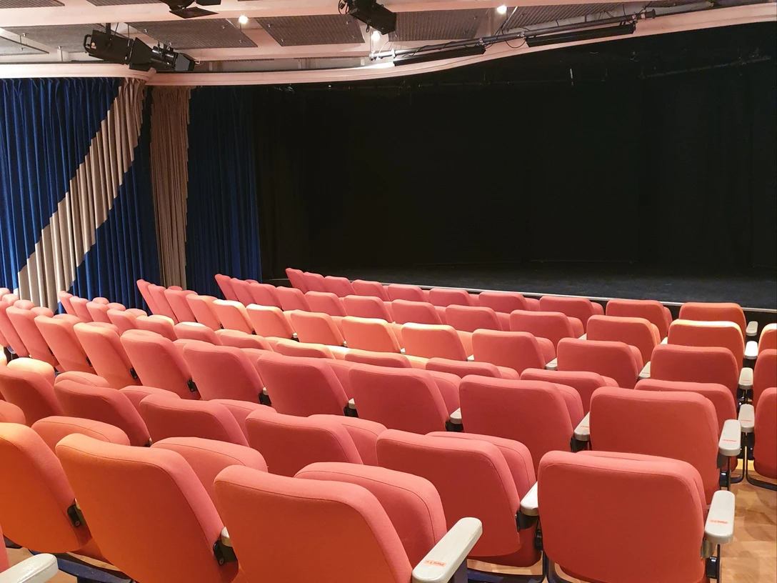 Kleines Theater am Weingarten.jpg Das Bild zeigt Theatersitzplätze und die Bühne