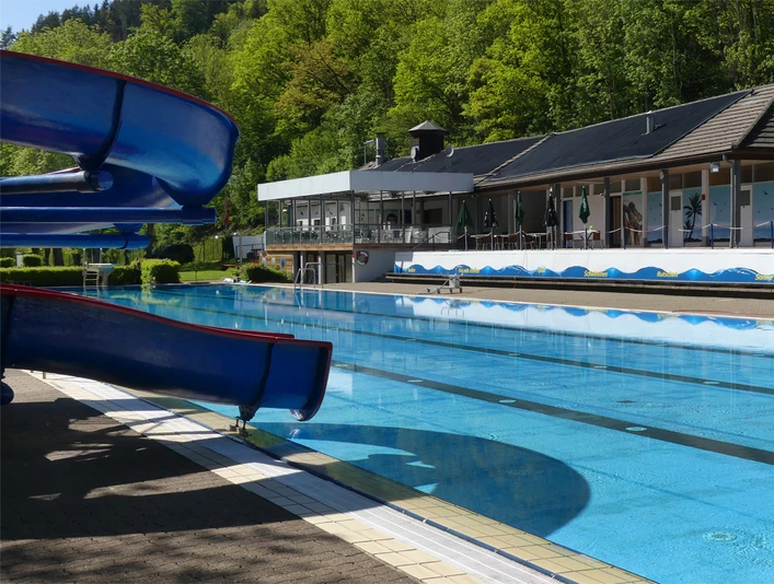 Freibad Alpirsbach Hinten Schwimmbecken Rutsche Freibad Alpirsbach Hinten Schwimmbecken Rutsche