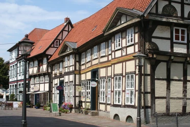 Altstadt Nienburg Vakwerkhuizen met rode pannendaken in de historische oude stad Nienburg op een zonnige dag.