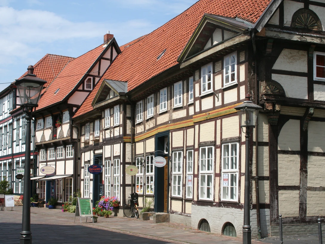 Altstadt Nienburg Fachwerkhäuser mit roten Ziegeldächern in der historischen Altstadt Nienburgs an einem sonnigen Tag.Half-timbered houses with red tiled roofs in the historic old town of Nienburg on a sunny day.Bindingsværkshuse med røde tegltage i den historiske gamle bydel i Nienburg på en solrig dag.Vakwerkhuizen met rode pannendaken in de historische oude stad Nienburg op een zonnige dag.