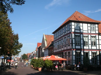 Altstadt Nienburg Lange Straße Fachwerkhäuser reihen sich entlang der belebten Fußgängerzone der Altstadt Nienburgs in der Sonne.Half-timbered houses line the lively pedestrian zone of Nienburg's old town in the sunshine.Bindingsværkshuse ligger langs den livlige gågade i Nienburgs gamle bydel i solskin.Vakwerkhuizen omzomen de levendige voetgangerszone van de oude binnenstad van Nienburg in de zon.