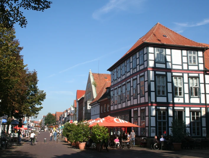 Altstadt Nienburg Lange Straße Fachwerkhäuser reihen sich entlang der belebten Fußgängerzone der Altstadt Nienburgs in der Sonne.Half-timbered houses line the lively pedestrian zone of Nienburg's old town in the sunshine.Bindingsværkshuse ligger langs den livlige gågade i Nienburgs gamle bydel i solskin.Vakwerkhuizen omzomen de levendige voetgangerszone van de oude binnenstad van Nienburg in de zon.