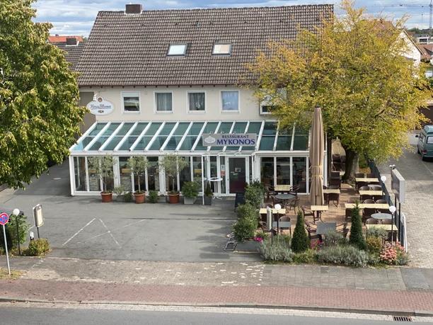 Das Bild zeigt das Restaurant Mykonos mit großem Wintergarten und einladender Terrasse vor dem Gebäude.