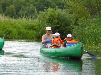 Zwei Kanus bei einer Kanutour auf der Wümme Zwei Kanus bei einer Kanutour auf der Wümme