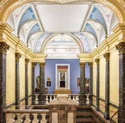 Suermondt-Ludwig-Museum Ein Museumsraum mit kunstvoll gestalteten und gewölbten Decken und mit Gold verzierten Säulen aus schwarzem Marmor..