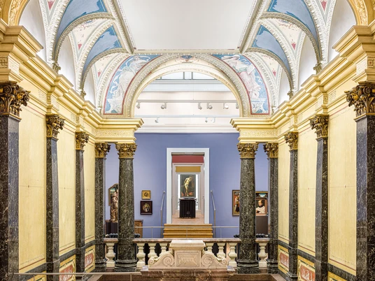 Suermondt-Ludwig-Museum Ein Museumsraum mit kunstvoll gestalteten und gewölbten Decken und mit Gold verzierten Säulen aus schwarzem Marmor..