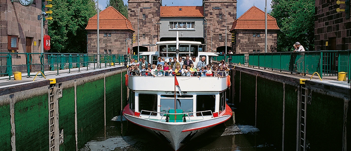 Das Bild zeigt ein Schiff, welches aus der Schachtschleuse kommt.