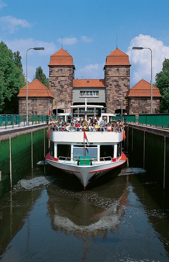 Das Bild zeigt ein Schiff, welches aus der Schachtschleuse kommt.