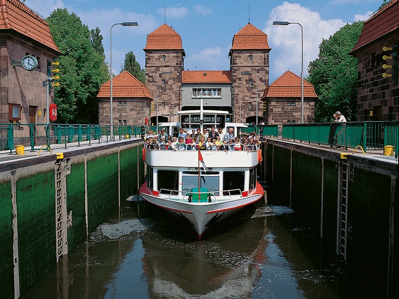 Das Bild zeigt ein Schiff, welches aus der Schachtschleuse kommt.