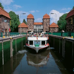Minden - Schachtschleuse Das Bild zeigt ein Schiff, welches aus der Schachtschleuse kommt.