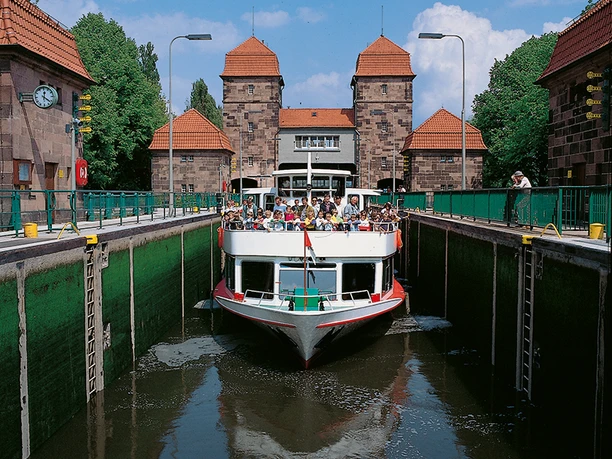 Minden - Schachtschleuse Das Bild zeigt ein Schiff, welches aus der Schachtschleuse kommt.