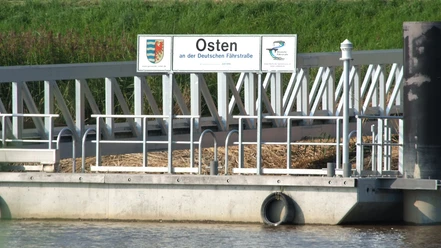 Anleger_Osten_Schild_Osten_an_der_deutschen_Fährstraße_BR_SG_Hemmoor.jpg