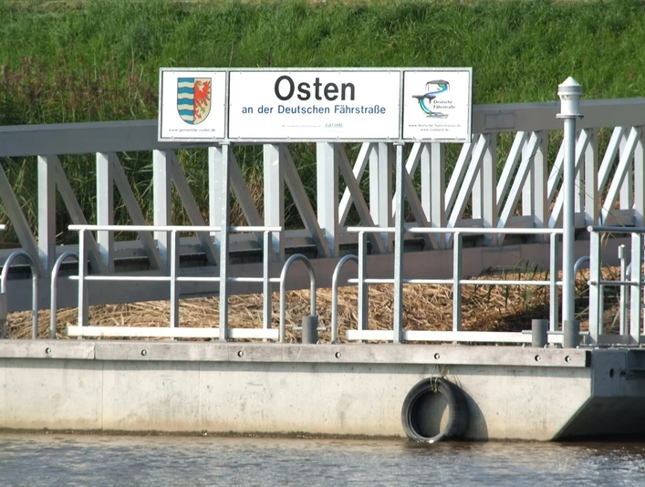 Anleger_Osten_Schild_Osten_an_der_deutschen_Fährstraße_BR_SG_Hemmoor.jpg