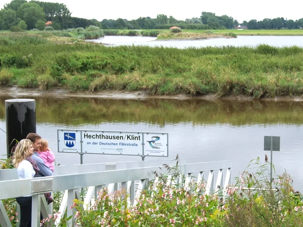 Familie am Anleger 2.jpg