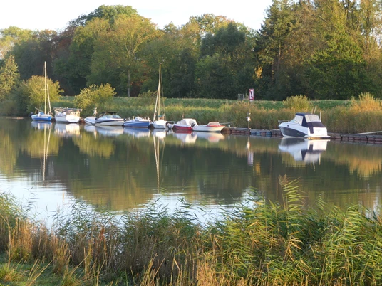 Boote_am_Anleger_Osten_Oste_BR_SG_Hemmoor.JPG