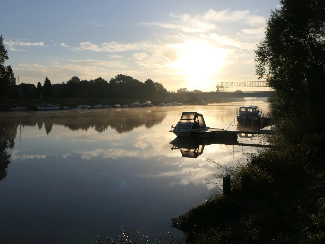 Boote am Anleger auf der Oste