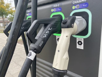 Symbolbild: Ladesäule E-Ladestation mit zwei verschiedenen Steckertypen (HPC und CHAdeMO) zur Elektroautoladung.
