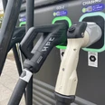 Symbolbild: Ladesäule E-Ladestation mit zwei verschiedenen Steckertypen (HPC und CHAdeMO) zur Elektroautoladung.